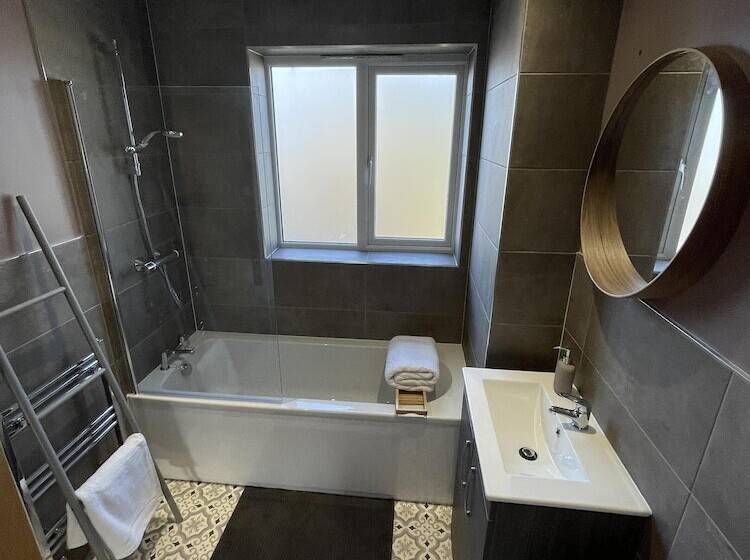 Резиденция 3 Double Bed Luxurious House Near Heathrow Airport