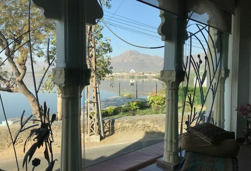 ホテル Vishalas The Raj Kesar Regency