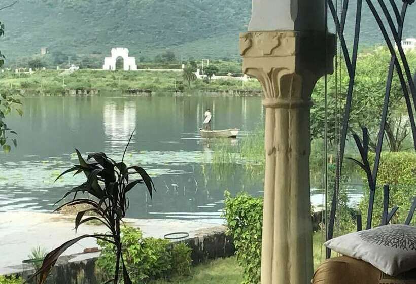 ホテル Vishalas The Raj Kesar Regency