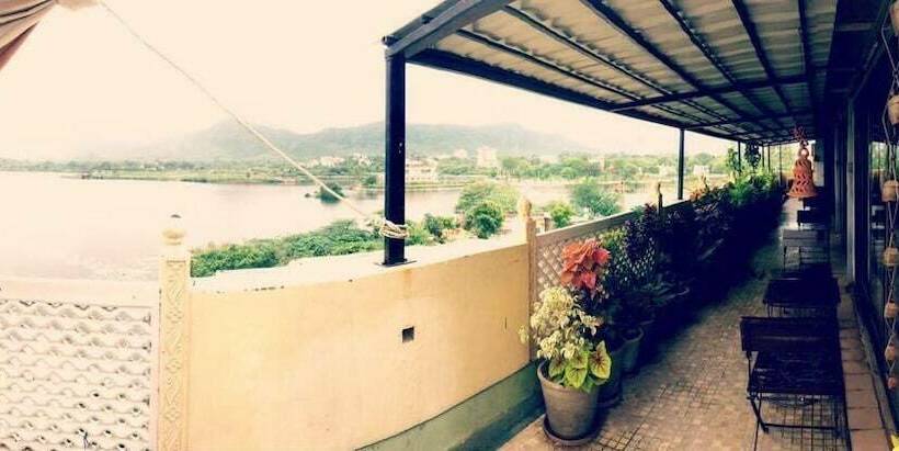 ホテル Vishalas The Raj Kesar Regency