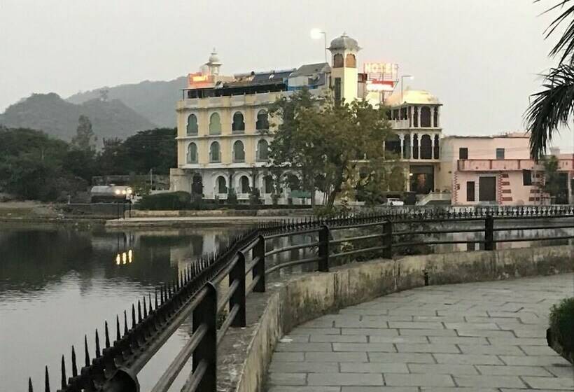 ホテル Vishalas The Raj Kesar Regency