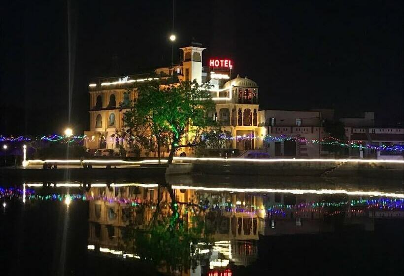 ホテル Vishalas The Raj Kesar Regency