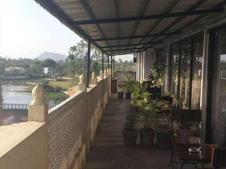 ホテル Vishalas The Raj Kesar Regency