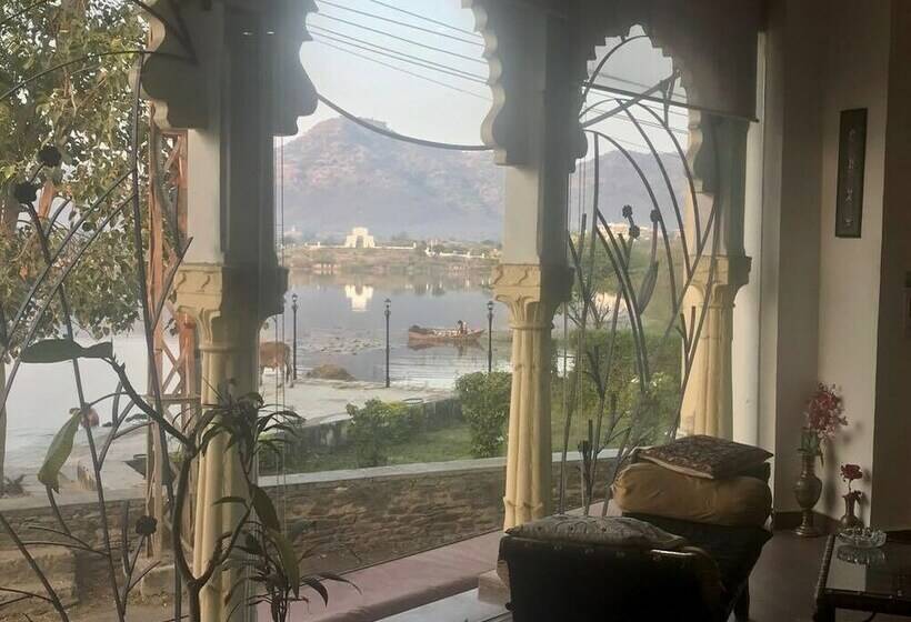 ホテル Vishalas The Raj Kesar Regency