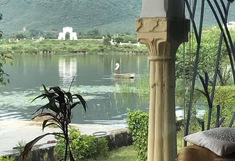 ホテル Vishalas The Raj Kesar Regency