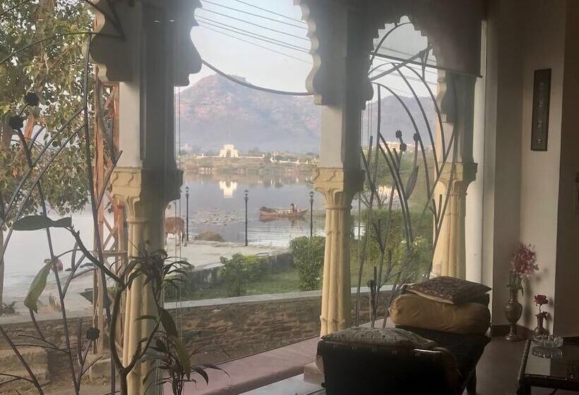 ホテル Vishalas The Raj Kesar Regency