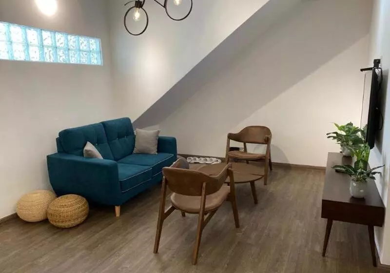 هتل Oyo Home 90534 Nomadic Town House