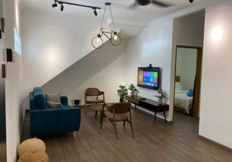 هتل Oyo Home 90534 Nomadic Town House