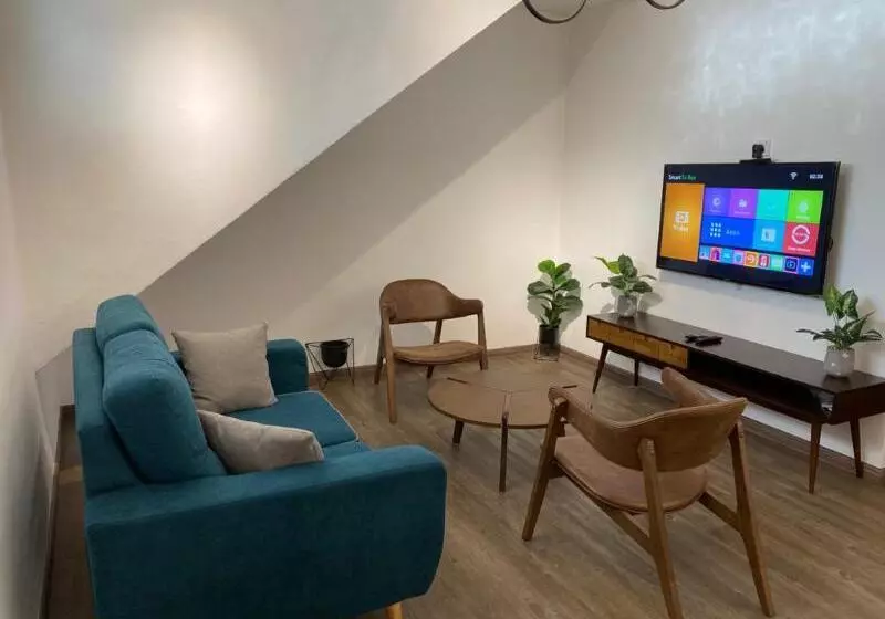 هتل Oyo Home 90534 Nomadic Town House