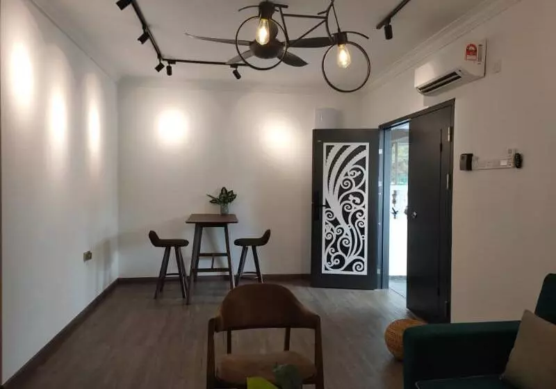 هتل Oyo Home 90534 Nomadic Town House