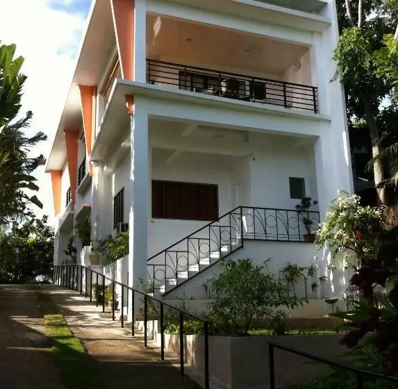 تختخواب و صبحانه Lola S Guest House