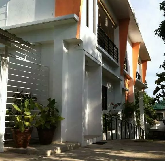 تختخواب و صبحانه Lola S Guest House