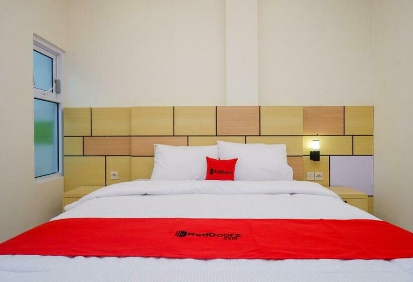 Hotel Reddoorz Plus Near Pasar Gede Solo