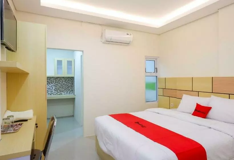 ホテル Reddoorz Plus Near Pasar Gede Solo