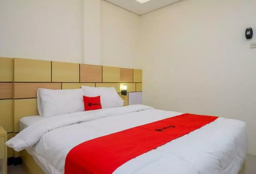 ホテル Reddoorz Plus Near Pasar Gede Solo