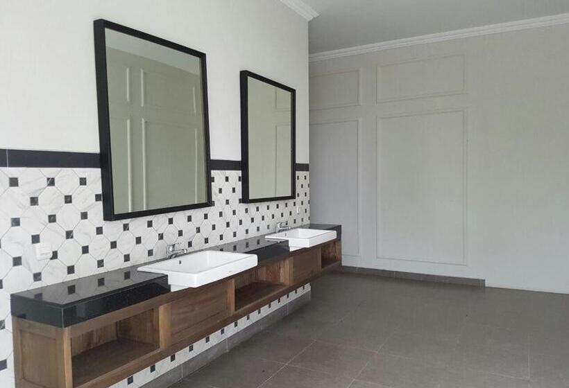 Отель Sevilla Resort Magelang