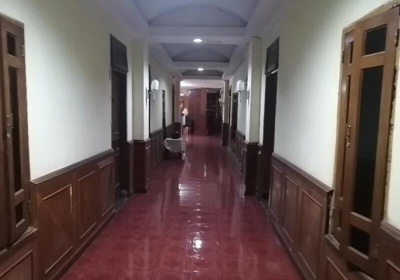 Hotel Super Oyo 90382 Sarah Sukabumi