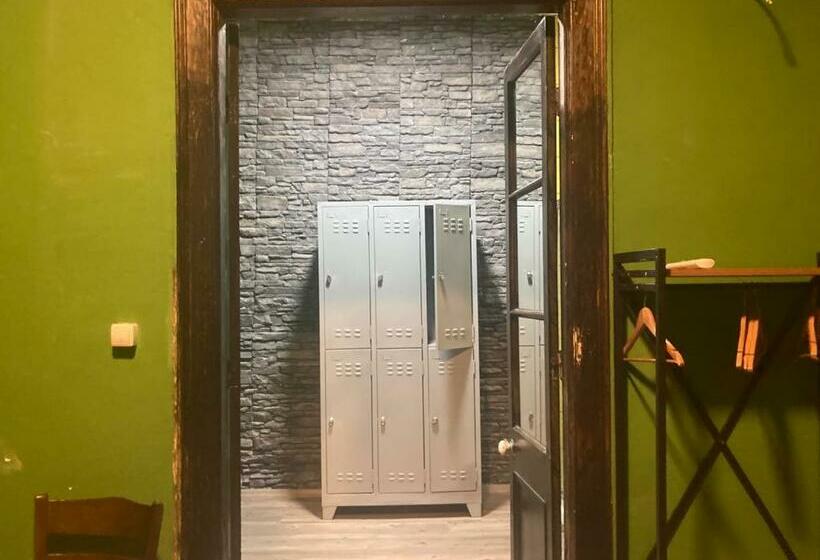 ユースホステル Titan House