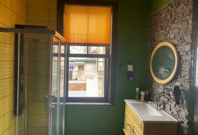 ユースホステル Titan House