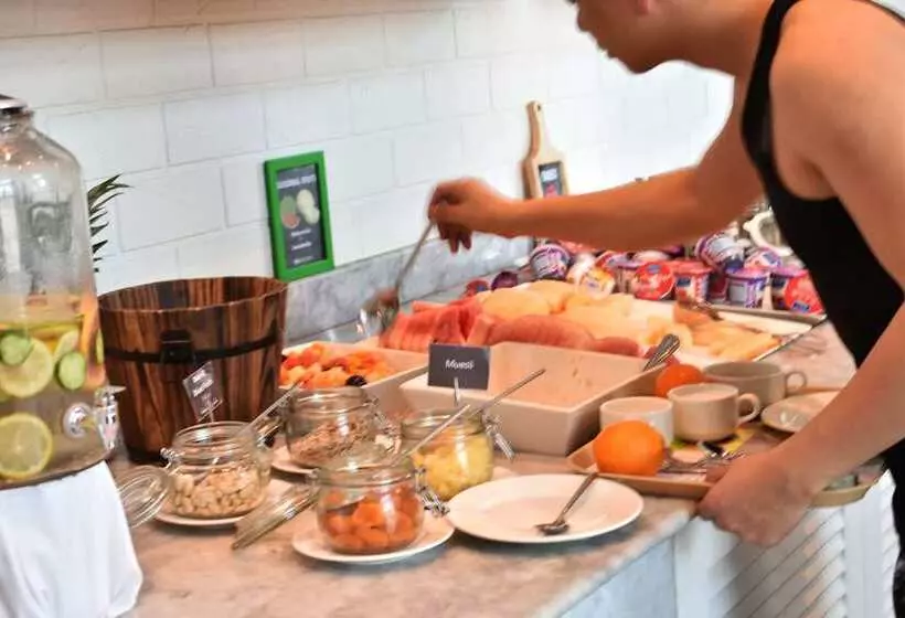 ホテル Ibis Styles Dragon Mart Dubai