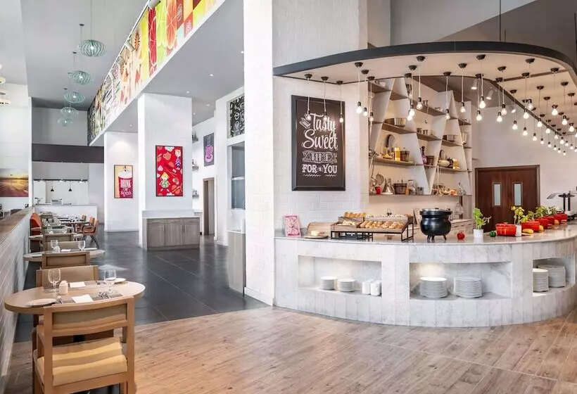 ホテル Ibis Styles Dragon Mart Dubai
