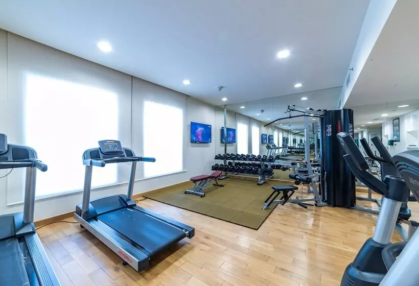 ホテル Ibis Styles Dragon Mart Dubai