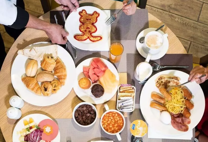 ホテル Ibis Styles Dragon Mart Dubai