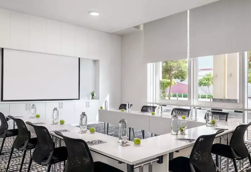 ホテル Ibis Styles Dragon Mart Dubai
