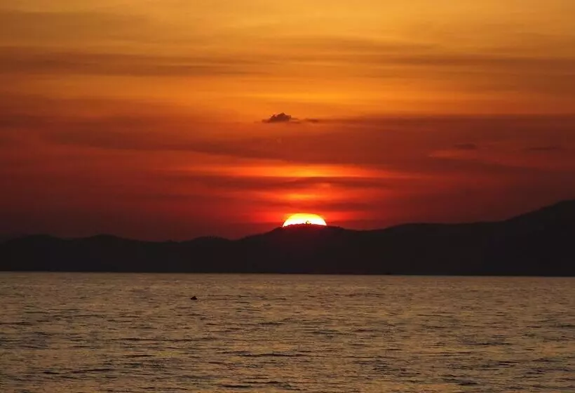 هتل Isle Beach Resort