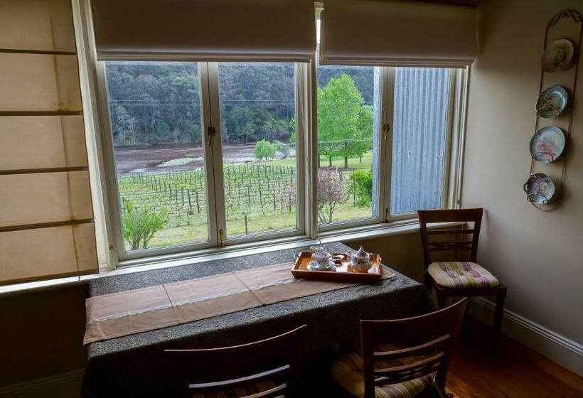 Tizzana Winery Bed And Breakfast