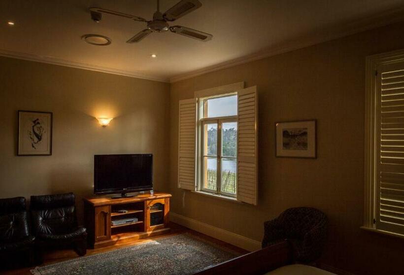 Tizzana Winery Bed And Breakfast