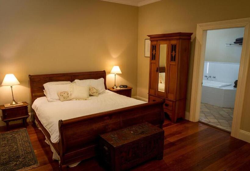 Tizzana Winery Bed And Breakfast