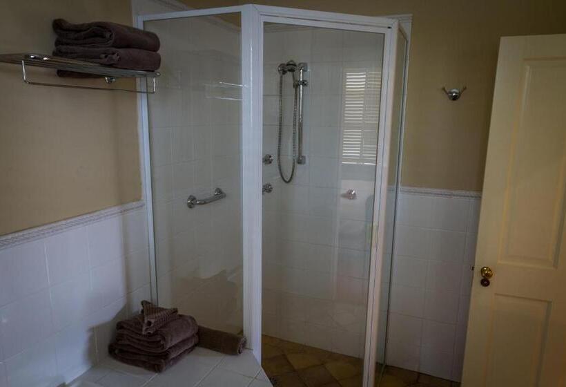 Tizzana Winery Bed And Breakfast