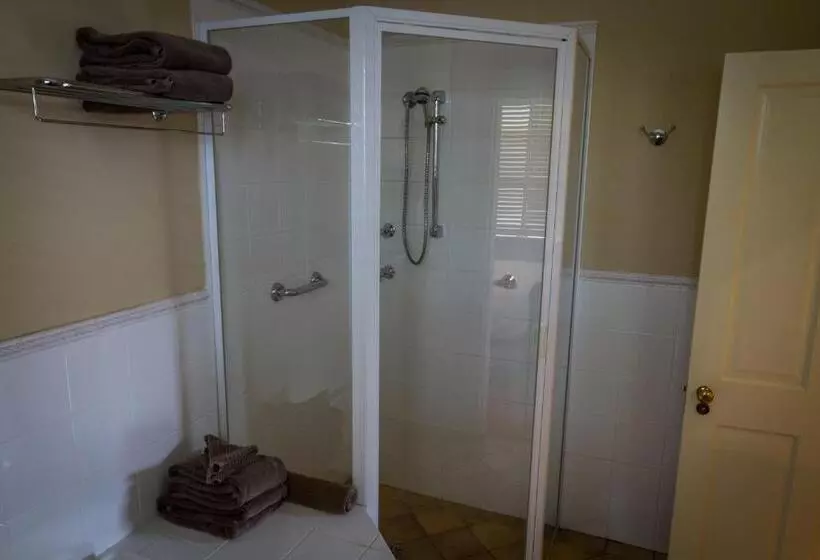 Tizzana Winery Bed And Breakfast