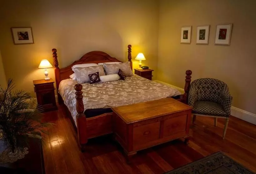 Tizzana Winery Bed And Breakfast
