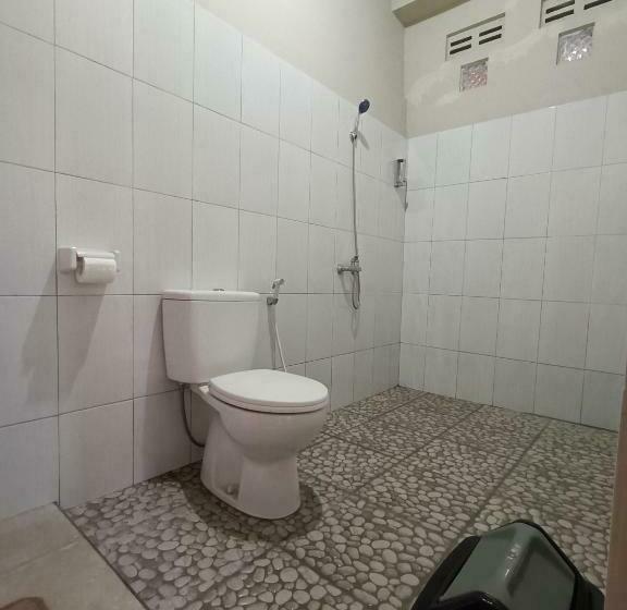 Общежитие Made Oka Budget Room