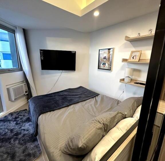 Hotel Sally’s At Azure North