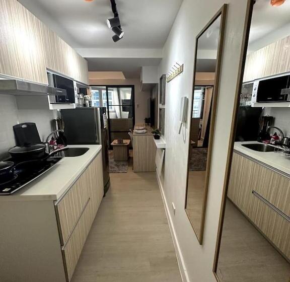 فندق Sally’s At Azure North