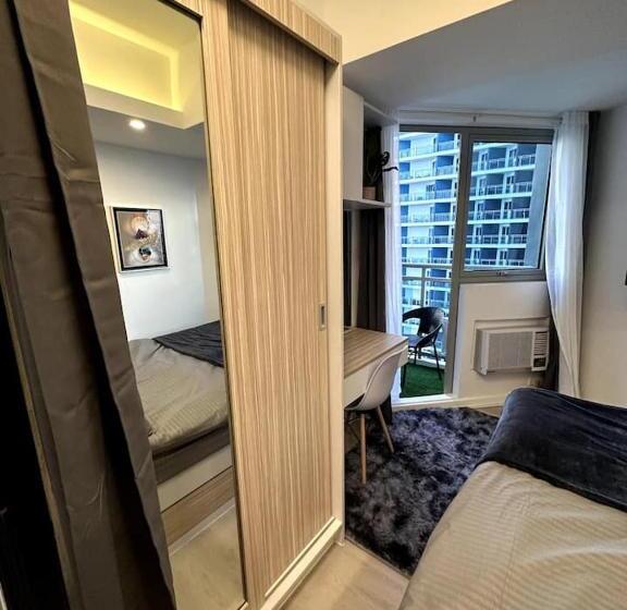 فندق Sally’s At Azure North