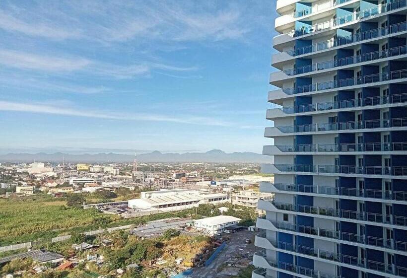 Hotel Sally’s At Azure North