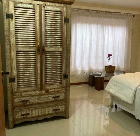 Albergue Pousada. Espatódea