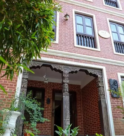 تختخواب و صبحانه Kaji Chen