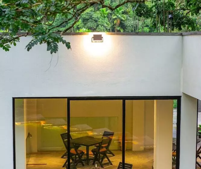 Majatalo Namara Green Ella