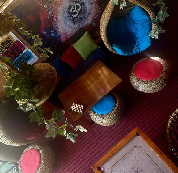 A Lounge Hostel And Cafe