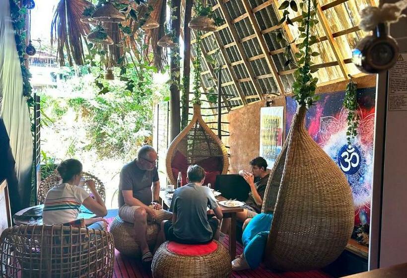 A Lounge Hostel And Cafe