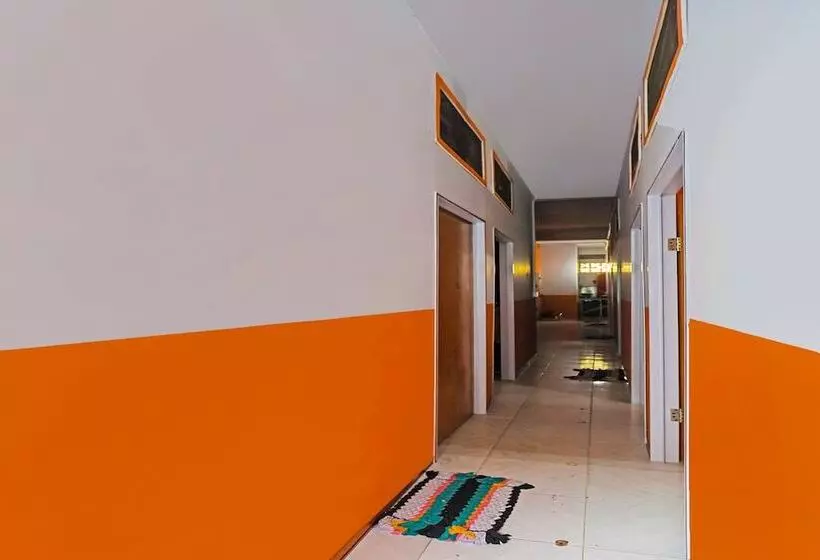 ホテル Spot On 92360 Penginapan Reninearmall Nagoya Hill
