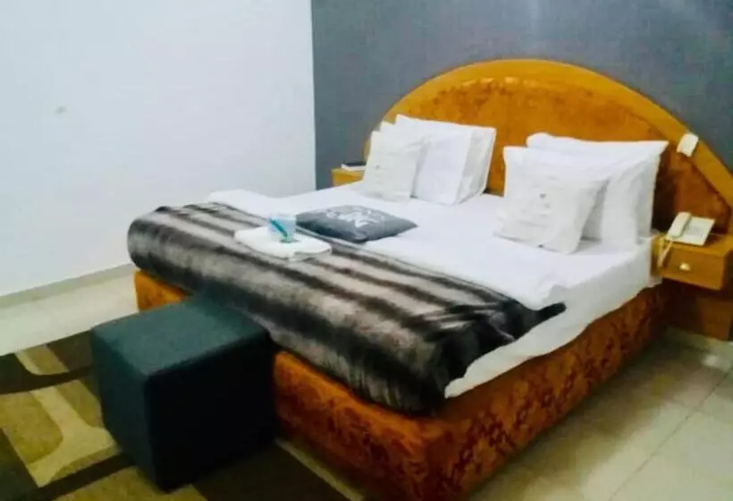 Ne Yo Hotel & Rv Lodges