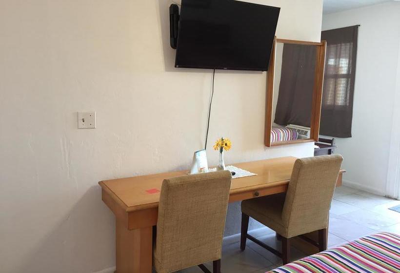 فندق Dolphin Harbor Inn