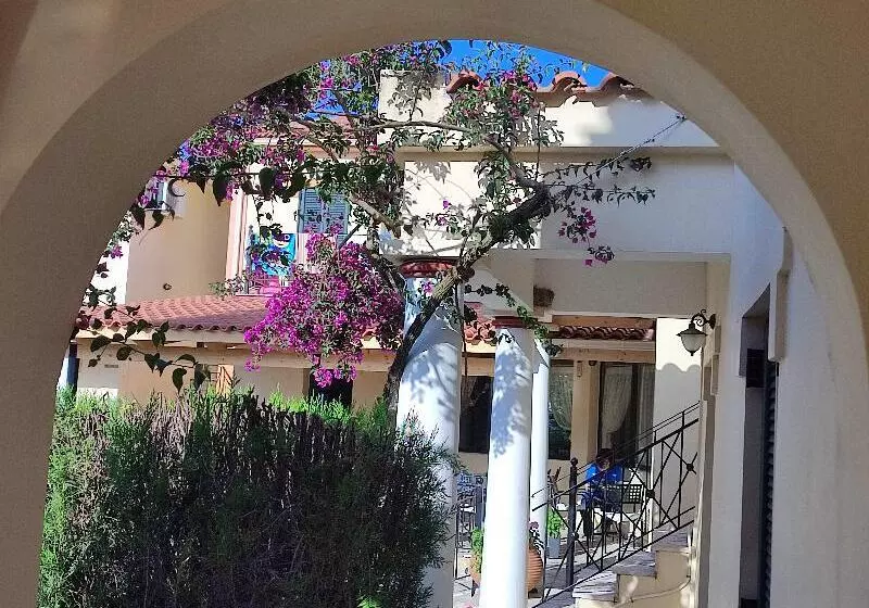 هتل Elanthi Village Apartments