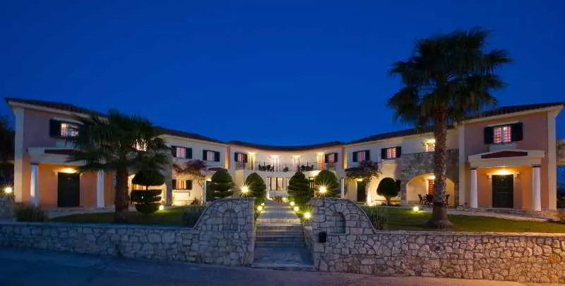 هتل Elanthi Village Apartments